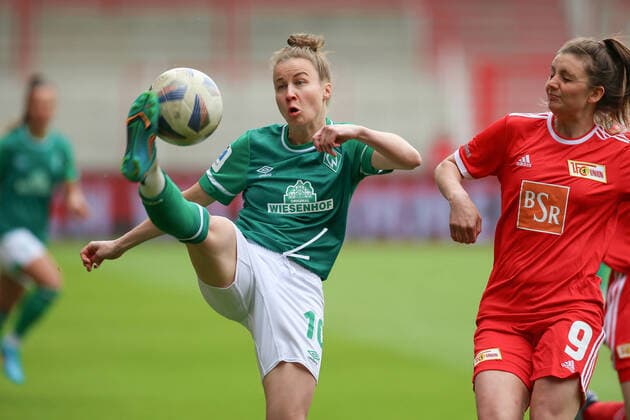 Agata Tarczynska (SV Werder Bremen, 10) am Ball, Einzelbild, Ganzkörper, Aktion, Action, Spielszene, 01.05.2022, Berlin (Deutschland), Fussball, Testspiel, 1. FC Union Berlin - SV Werder Bremen