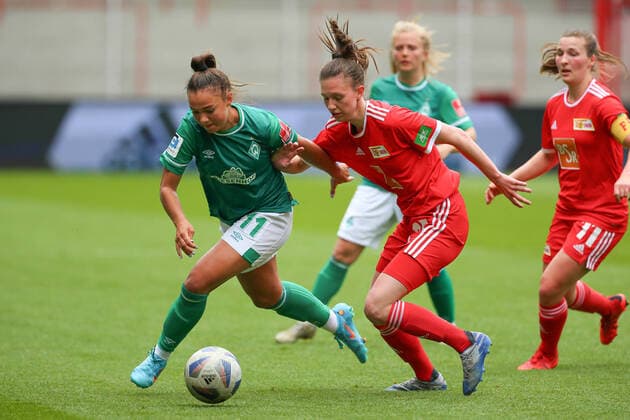 v.li.: Maja Sternad (SV Werder Bremen, 11) und Louisa Kähler (1. FC Union Berlin, 15) im Zweikampf, Duell, Dynamik, Aktion, Action, Spielszene, 01.05.2022, Berlin (Deutschland), Fussball, Testspiel, 1. FC Union Berlin - SV Werder Bremen