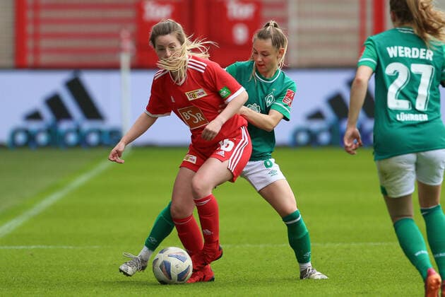 v.li.: Lena Bucher (1. FC Union Berlin, 16) und Michelle Weiß (SV Werder Bremen, 8) im Zweikampf, Duell, Dynamik, Aktion, Action, Spielszene, 01.05.2022, Berlin (Deutschland), Fussball, Testspiel, 1. FC Union Berlin - SV Werder Bremen