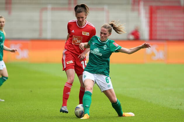 v.li.: Louisa Kähler (1. FC Union Berlin, 15) und Reena Wichmann (SV Werder Bremen, 6) im Zweikampf, Duell, Dynamik, Aktion, Action, Spielszene, 01.05.2022, Berlin (Deutschland), Fussball, Testspiel, 1. FC Union Berlin - SV Werder Bremen