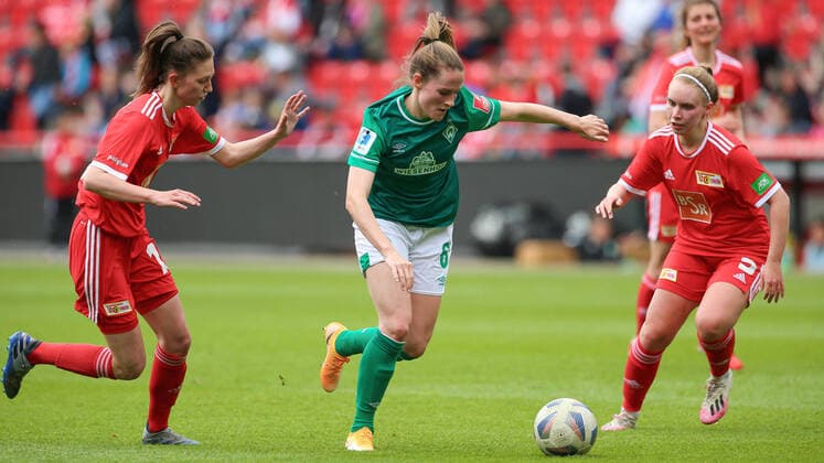 v.li.: Louisa Kähler (1. FC Union Berlin, 15), Reena Wichmann (SV Werder Bremen, 6) und Luca Scheel (1. FC Union Berlin, 5) im Zweikampf, Duell, Dynamik, Aktion, Action, Spielszene, 01.05.2022, Berlin (Deutschland), Fussball, Testspiel, 1. FC Union Berlin - SV Werder Bremen