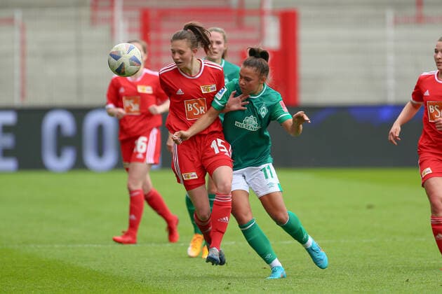 v.li.: Louisa Kähler (1. FC Union Berlin, 15) und Maja Sternad (SV Werder Bremen, 11) im Zweikampf, Duell, Dynamik, Aktion, Action, Spielszene, 01.05.2022, Berlin (Deutschland), Fussball, Testspiel, 1. FC Union Berlin - SV Werder Bremen