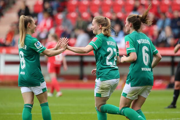 v.li.: Michelle Weiß (SV Werder Bremen, 8), Torschützin Nina Lührßen (SV Werder Bremen, 27) und Reena Wichmann (SV Werder Bremen, 6) mit Torjubel, Jubel, optimistisch, Spielszene, Highlight, Freude über das Tor, 01.05.2022, Berlin (Deutschland), Fussball, Testspiel, 1. FC Union Berlin - SV Werder Bremen