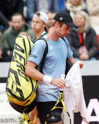 Botic van de Zandschulp verlaesst den Platz nach Aufgabe wegen seiner Verletzung, Herren Einzel, Endspiel, Finale Tennis - BMW Open 2022 - ATP, Tennis Herren - MTTC Iphitos - Munich - - Germany - 1 May 2022. Copyright: xJuergenxHasenkopfx