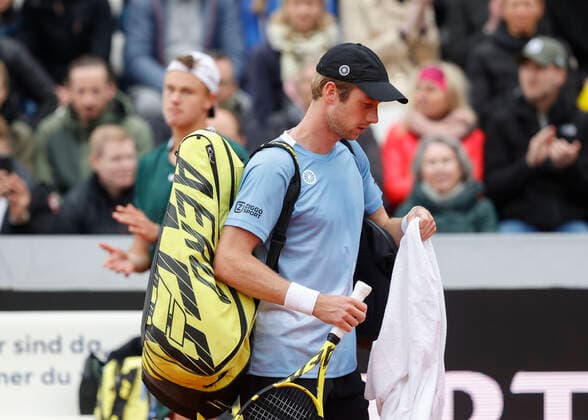 Botic van de Zandschulp verlaesst den Platz nach Aufgabe wegen seiner Verletzung, Herren Einzel, Endspiel, Finale Tennis - BMW Open 2022 - ATP, Tennis Herren - MTTC Iphitos - Munich - - Germany - 1 May 2022. Copyright: xJuergenxHasenkopfx