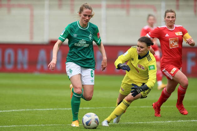 v.li.: Reena Wichmann (SV Werder Bremen, 6) und Marie Ulrich (Torhüterin, Torwart, 1. FC Union Berlin, 12) im Zweikampf, Duell, Dynamik, Aktion, Action, Spielszene, 01.05.2022, Berlin (Deutschland), Fussball, Testspiel, 1. FC Union Berlin - SV Werder Bremen