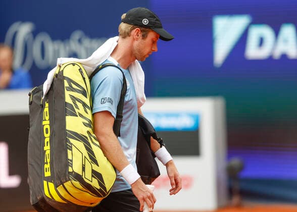 Botic van de Zandschulp verlaesst den Platz nach Aufgabe wegen seiner Verletzung, Herren Einzel, Endspiel, Finale Tennis - BMW Open 2022 - ATP, Tennis Herren - MTTC Iphitos - Munich - - Germany - 1 May 2022. Copyright: xJuergenxHasenkopfx