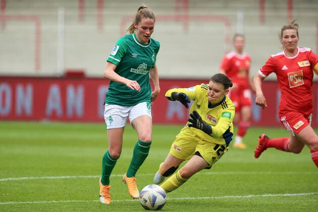 v.li.: Reena Wichmann (SV Werder Bremen, 6) und Marie Ulrich (Torhüterin, Torwart, 1. FC Union Berlin, 12) im Zweikampf, Duell, Dynamik, Aktion, Action, Spielszene, 01.05.2022, Berlin (Deutschland), Fussball, Testspiel, 1. FC Union Berlin - SV Werder Bremen