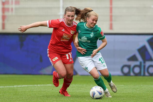 v.li.: Katja Orschmann (1. FC Union Berlin, 11) und Ricarda Walkling (SV Werder Bremen, 13) im Zweikampf, Duell, Dynamik, Aktion, Action, Spielszene, 01.05.2022, Berlin (Deutschland), Fussball, Testspiel, 1. FC Union Berlin - SV Werder Bremen