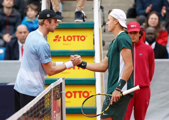 Botic van de Zandschulp muss wegen Verletzung aufgeben und gratuliert Holger Rune, Herren Einzel, Endspiel, Finale Tennis - BMW Open 2022 - ATP, Tennis Herren - MTTC Iphitos - Munich - - Germany - 1 May 2022. Copyright: xJuergenxHasenkopfx