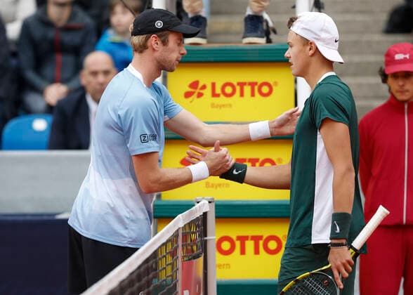 Botic van de Zandschulp muss wegen Verletzung aufgeben und gratuliert Holger Rune, Herren Einzel, Endspiel, Finale Tennis - BMW Open 2022 - ATP, Tennis Herren - MTTC Iphitos - Munich - - Germany - 1 May 2022. Copyright: xJuergenxHasenkopfx