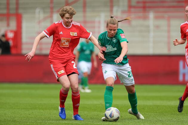 v.li.: Hannah Kratz (1. FC Union Berlin, 21) und Christin Meyer (SV Werder Bremen, 20) im Zweikampf, Duell, Dynamik, Aktion, Action, Spielszene, 01.05.2022, Berlin (Deutschland), Fussball, Testspiel, 1. FC Union Berlin - SV Werder Bremen