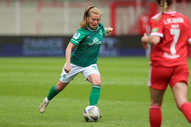 v.li.: Ricarda Walkling (SV Werder Bremen, 13) am Ball, Einzelbild, Ganzkörper, Aktion, Action, Spielszene, 01.05.2022, Berlin (Deutschland), Fussball, Testspiel, 1. FC Union Berlin - SV Werder Bremen