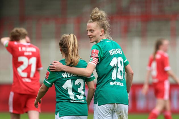 v.li.: Torschützin Ricarda Walkling (SV Werder Bremen, 13) und Lina Hausicke (SV Werder Bremen, 18) mit Torjubel, Jubel, optimistisch, Spielszene, Highlight, Freude über das Tor, 01.05.2022, Berlin (Deutschland), Fussball, Testspiel, 1. FC Union Berlin - SV Werder Bremen