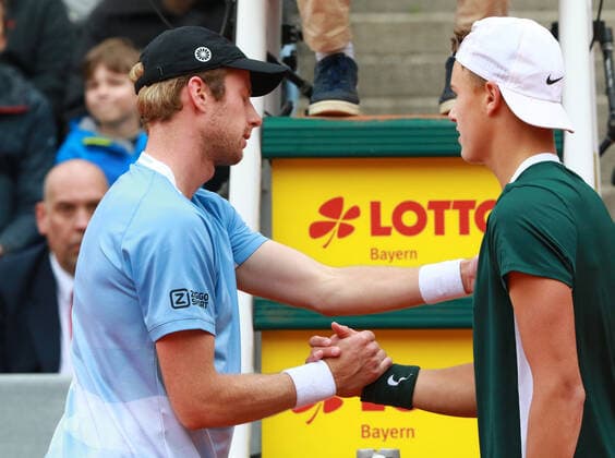 Botic van de Zandschulp, muss das Spiel verletzungsbedingt aufgeben. Hier Handschake mit Rune nach seiner Spielaufgabe. Holger Rune (DEN) und Botic van de Zandschulp (NED) ATP, Tennis Herren Singles Final, Finale, einzeln, Tennis BMW Open by American Express 2022 01.05.2022 FOTO: Mladen Lackovic LakoPress