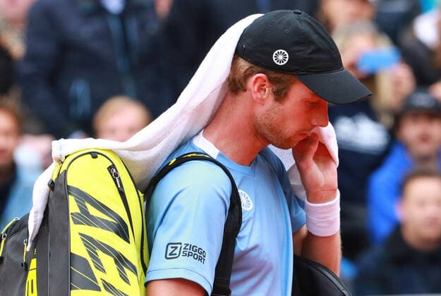 Botic van de Zandschulp, muss das Spiel verletzungsbedingt aufgeben. Hier auf dem Weg in die Kabine nach seiner Spielaufgabe. Holger Rune (DEN) und Botic van de Zandschulp (NED) ATP, Tennis Herren Singles Final, Finale, einzeln, Tennis BMW Open by American Express 2022 01.05.2022 FOTO: Mladen Lackovic LakoPress
