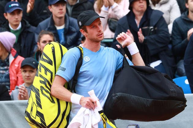 Botic van de Zandschulp, muss das Spiel verletzungsbedingt aufgeben. Hier auf dem Weg in die Kabine nach seiner Spielaufgabe. Holger Rune (DEN) und Botic van de Zandschulp (NED) ATP, Tennis Herren Singles Final, Finale, einzeln, Tennis BMW Open by American Express 2022 01.05.2022 FOTO: Mladen Lackovic LakoPress