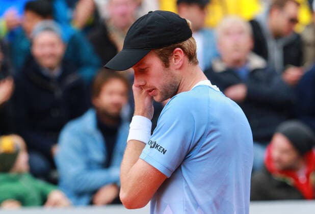Botic van de Zandschulp, muss das Spiel verletzungsbedingt aufgeben. Verzweifelt, Verzweiflung, Frust frustriert Holger Rune (DEN) und Botic van de Zandschulp (NED) ATP, Tennis Herren Singles Final, Finale, einzeln, Tennis BMW Open by American Express 2022 01.05.2022 FOTO: Mladen Lackovic LakoPress