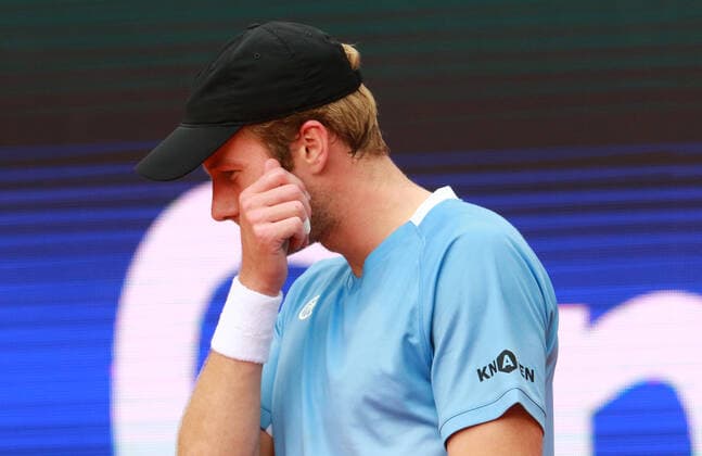 Botic van de Zandschulp, muss das Spiel verletzungsbedingt aufgeben. Verzweifelt, Verzweiflung, Frust frustriert Holger Rune (DEN) und Botic van de Zandschulp (NED) ATP, Tennis Herren Singles Final, Finale, einzeln, Tennis BMW Open by American Express 2022 01.05.2022 FOTO: Mladen Lackovic LakoPress