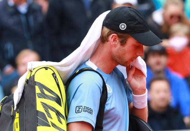 Botic van de Zandschulp, muss das Spiel verletzungsbedingt aufgeben. Hier auf dem Weg in die Kabine nach seiner Spielaufgabe. Holger Rune (DEN) und Botic van de Zandschulp (NED) ATP, Tennis Herren Singles Final, Finale, einzeln, Tennis BMW Open by American Express 2022 01.05.2022 FOTO: Mladen Lackovic LakoPress