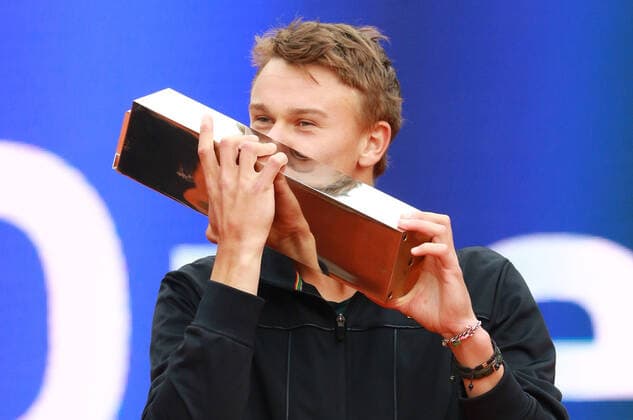 Holger Rune (DEN), Siegerehrung, Sieger, Lederhose, Jubel, Auto, Trophae Holger Rune (DEN) und Botic van de Zandschulp (NED) ATP, Tennis Herren Singles Final, Finale, einzeln, Tennis BMW Open by American Express 2022 01.05.2022 FOTO: Mladen Lackovic LakoPress