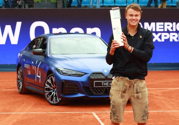 Holger Rune (DEN), Siegerehrung, Sieger, Lederhose, Jubel, Auto, Trophae Holger Rune (DEN) und Botic van de Zandschulp (NED) ATP, Tennis Herren Singles Final, Finale, einzeln, Tennis BMW Open by American Express 2022 01.05.2022 FOTO: Mladen Lackovic LakoPress