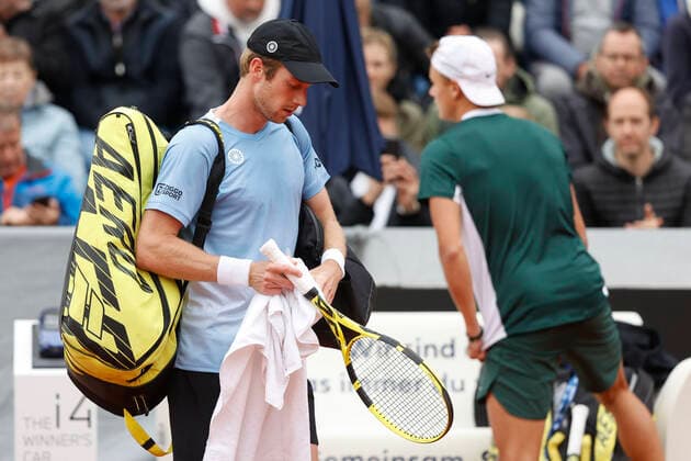 Botic van de Zandschulp verlaesst den Platz nach Aufgabe wegen seiner Verletzung, Herren Einzel, Endspiel, Finale Tennis - BMW Open 2022 - ATP, Tennis Herren - MTTC Iphitos - Munich - - Germany - 1 May 2022. Copyright: xJuergenxHasenkopfx