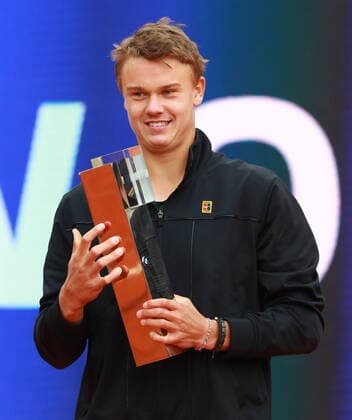 Holger Rune (DEN) Pokal, Siegerehrung, Sieger, Jubel, Trophae Holger Rune (DEN) und Botic van de Zandschulp (NED) ATP, Tennis Herren Singles Final, Finale, einzeln, Tennis BMW Open by American Express 2022 01.05.2022 FOTO: Mladen Lackovic LakoPress