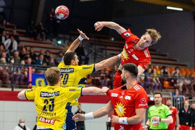 Bilder des Jahres 2022, Sport 05 Mai Sport Themen der Woche KW17 v.l. Albin Lagergren (Rhein-Neckar Loewen 23), Ilija Abutovic (Rhein-Neckar Loewen 20), Lutz Heiny (TuS N-Luebbecke 5), Tin Kontrec (TuS N-Luebbecke 20) TuS N-Luebbecke vs. Rhein-Neckar Loewen, Handball, 1. Bundesliga, 28. Spieltag, 01.05.2022 Luebbecke *** v l Albin Lagergren Rhein Neckar Loewen 23 , Ilija Abutovic Rhein Neckar Loewen 20 , Lutz Heiny TuS N Luebbecke 5 , Tin Kontrec TuS N Luebbecke 20 TuS N Luebbecke vs Rhein Neckar Loewen, Handball, 1 Bundesliga, 28 Matchday, 01 05 2022 Luebbecke Copyright: xEibner-Pressefotox xJanxStrohdiekx EP_JSK