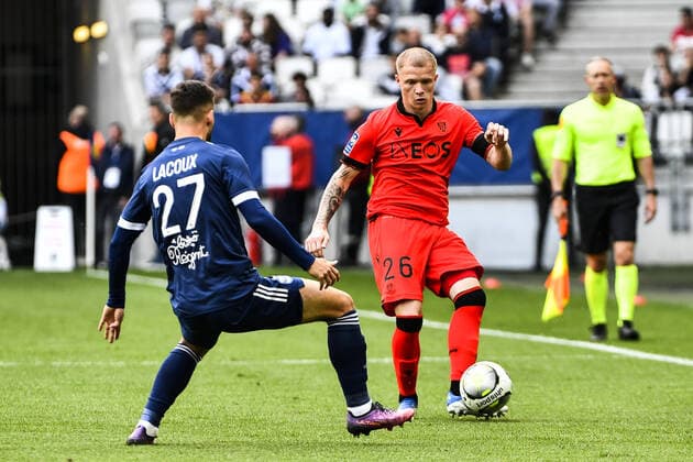 Mervin Bard (ogc) vs Tom Lacoux (gir) FOOTBALL : Bordeaux vs Nice - 35eme Journee de L1 Ubereats - Bordeaux - 01 05 2022 ThierryBreton Panoramic 