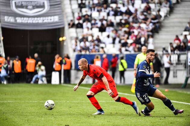 Melvin Bard (ogc) v s Tom Lacoux (gir) FOOTBALL : Bordeaux vs Nice - 35eme Journee de L1 Ubereats - Bordeaux - 01 05 2022 ThierryBreton Panoramic 
