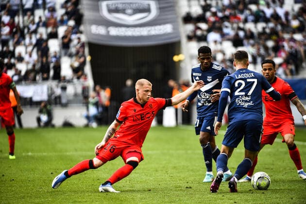 Melvin Bard (ogc) v s Tom Lacoux (gir) FOOTBALL : Bordeaux vs Nice - 35eme Journee de L1 Ubereats - Bordeaux - 01 05 2022 ThierryBreton Panoramic 