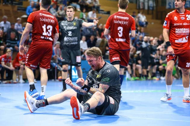 Bilder des Jahres 2022, Sport 05 Mai Sport Themen der Woche KW17 Sport Bilder des Tages 01.05.2022, xtgx, Handball, 2. Bundesliga, HC Elbflorenz Dresden - SG BBM Bietigheim, emspor v.l. Henning Quade (Dresden, 38) Jubel, Torjubel, jubelt ueber das Tor, celebrate the goal, celebration Dresden *** 01 05 2022, xtgx, handball, 2 Bundesliga, HC Elbflorenz Dresden SG BBM Bietigheim, emspor v l Henning Quade Dresden, 38 cheers, goal cheers, cheers about the goal, celebrate the goal, celebration Dresden