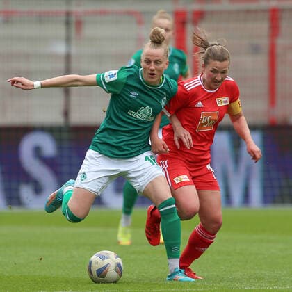 v.li.: Lina Hausicke (SV Werder Bremen, 18) und Katja Orschmann (1. FC Union Berlin, 11) im Zweikampf, Duell, Dynamik, Aktion, Action, Spielszene, 01.05.2022, Berlin (Deutschland), Fussball, Testspiel, 1. FC Union Berlin - SV Werder Bremen