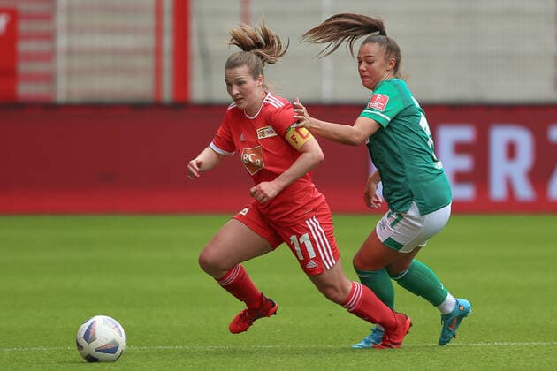 v.li.: Katja Orschmann (1. FC Union Berlin, 11) und Maja Sternad (SV Werder Bremen, 11) im Zweikampf, Duell, Dynamik, Aktion, Action, Spielszene, 01.05.2022, Berlin (Deutschland), Fussball, Testspiel, 1. FC Union Berlin - SV Werder Bremen