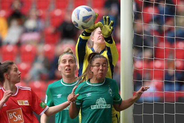 v.li.: Sarah Duszat (Torhüterin, Torwart, 1. FC Union Berlin, 1) und Maja Sternad (SV Werder Bremen, 11) im Zweikampf, Duell, Dynamik, Aktion, Action, Spielszene, 01.05.2022, Berlin (Deutschland), Fussball, Testspiel, 1. FC Union Berlin - SV Werder Bremen