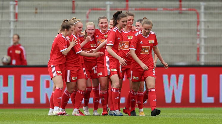 Spielerinnen vom 1. FC Union Berlin mit Torjubel, Jubel, optimistisch, Spielszene, Highlight, Freude über das Tor, 01.05.2022, Berlin (Deutschland), Fussball, Testspiel, 1. FC Union Berlin - SV Werder Bremen