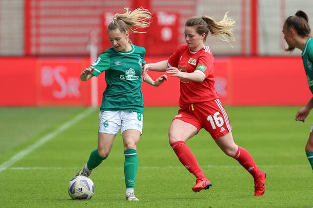 v.li.: Michelle Weiß (SV Werder Bremen, 8) und Lena Bucher (1. FC Union Berlin, 16) im Zweikampf, Duell, Dynamik, Aktion, Action, Spielszene, 01.05.2022, Berlin (Deutschland), Fussball, Testspiel, 1. FC Union Berlin - SV Werder Bremen