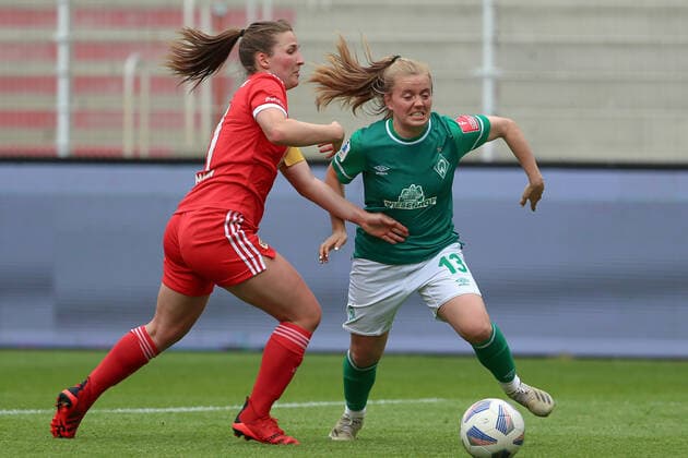 v.li.: Katja Orschmann (1. FC Union Berlin, 11) und Ricarda Walkling (SV Werder Bremen, 13) im Zweikampf, Duell, Dynamik, Aktion, Action, Spielszene, 01.05.2022, Berlin (Deutschland), Fussball, Testspiel, 1. FC Union Berlin - SV Werder Bremen