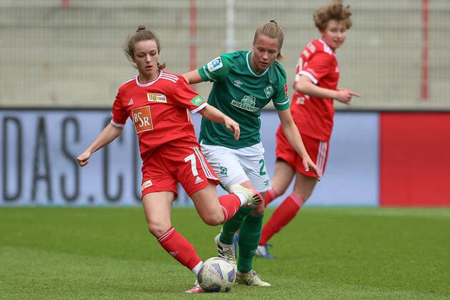 v.li.: Lisa Heiseler (1. FC Union Berlin, 7) und Christin Meyer (SV Werder Bremen, 20) im Zweikampf, Duell, Dynamik, Aktion, Action, Spielszene, 01.05.2022, Berlin (Deutschland), Fussball, Testspiel, 1. FC Union Berlin - SV Werder Bremen