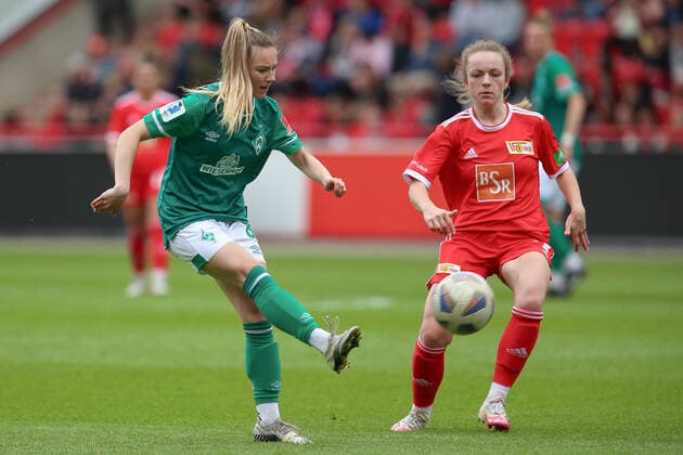 v.li.: Michelle Weiß (SV Werder Bremen, 8) und Lisa Heiseler (1. FC Union Berlin, 7) im Zweikampf, Duell, Dynamik, Aktion, Action, Spielszene, 01.05.2022, Berlin (Deutschland), Fussball, Testspiel, 1. FC Union Berlin - SV Werder Bremen