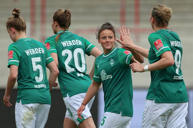 Sport Bilder des Tages v.li.: Torschützin Jasmin Sehan (SV Werder Bremen, 15) und Katharina Schiechtl (SV Werder Bremen, 9) mit Torjubel, Jubel, optimistisch, Spielszene, Highlight, Freude über das Tor zum 1:11, 01.05.2022, Berlin (Deutschland), Fussball, Testspiel, 1. FC Union Berlin - SV Werder Bremen