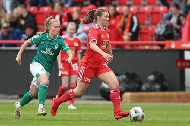 v.li.: Ricarda Walkling (SV Werder Bremen, 13) und Katja Orschmann (1. FC Union Berlin, 11) im Zweikampf, Duell, Dynamik, Aktion, Action, Spielszene, 01.05.2022, Berlin (Deutschland), Fussball, Testspiel, 1. FC Union Berlin - SV Werder Bremen
