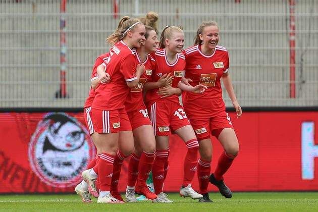 Spielerinnen vom 1. FC Union Berlin mit Torjubel, Jubel, optimistisch, Spielszene, Highlight, Freude über das Tor, 01.05.2022, Berlin (Deutschland), Fussball, Testspiel, 1. FC Union Berlin - SV Werder Bremen