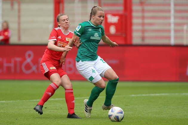 v.li.: Pauline Gericke (1. FC Union Berlin, 3) und Christin Meyer (SV Werder Bremen, 20) im Zweikampf, Duell, Dynamik, Aktion, Action, Spielszene, 01.05.2022, Berlin (Deutschland), Fussball, Testspiel, 1. FC Union Berlin - SV Werder Bremen