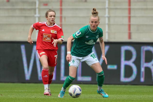 v.li.: Lisa Heiseler (1. FC Union Berlin, 7) und Lina Hausicke (SV Werder Bremen, 18) am Ball, Einzelbild, Ganzkörper, Aktion, Action, Spielszene, 01.05.2022, Berlin (Deutschland), Fussball, Testspiel, 1. FC Union Berlin - SV Werder Bremen