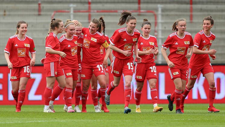 Spielerinnen vom 1. FC Union Berlin mit Torjubel, Jubel, optimistisch, Spielszene, Highlight, Freude über das Tor, 01.05.2022, Berlin (Deutschland), Fussball, Testspiel, 1. FC Union Berlin - SV Werder Bremen