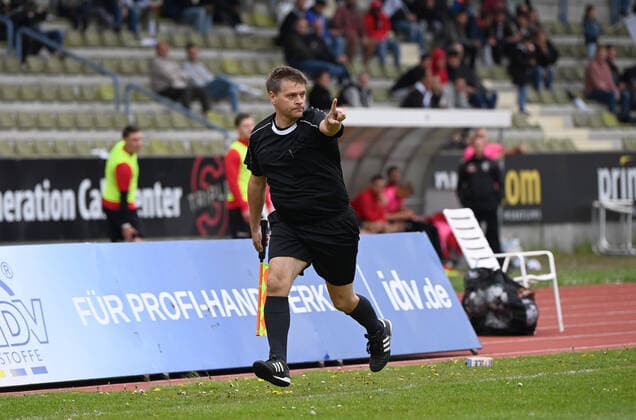 Fussball, Herren, Saison 2021 2022, Oberliga Westfalen (Aufstiegsrunde, 4. Spieltag), SG Wattenscheid 09 - FC Gütersloh, Oliver Ruhnert (Profifußball-Geschäftsführer des 1. FC Union Berlin) als Schiedsrichter-Assistent, 01.05. 2022, Copyright: xMatthiasxKochx