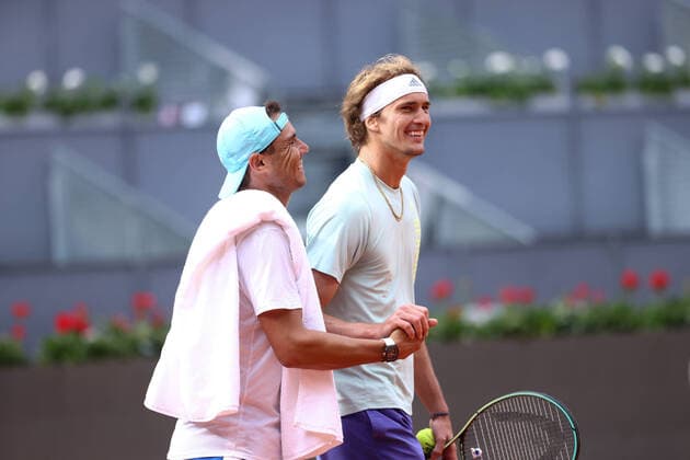 Sport Themen der Woche KW18 May 2, 2022, MADRID, MADRID, SPAIN: Rafael Nadal of Spain saludates to Alexander Zverev of Germany after practice together during the Mutua Madrid Open 2022 celebrated at La Caja Magica on May 02, 2022, in Madrid, Spain. MADRID SPAIN - ZUMAa181 20220502_zaa_a181_032 Copyright: xOscarxJ.xBarrosox