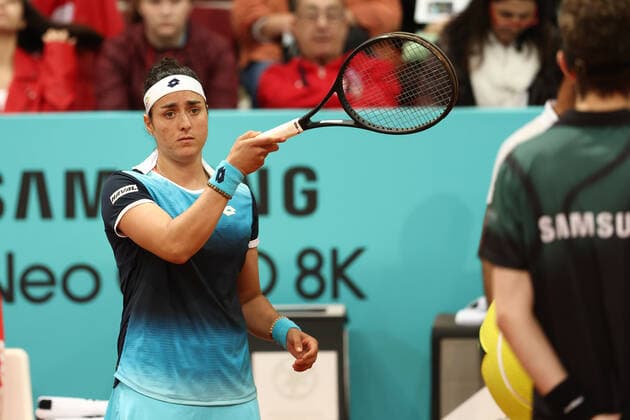 May 2, 2022, MADRID, MADRID, SPAIN: Ons Jabeur of Tunisia in action against Belinda Bencic of Switzerland during the Mutua Madrid Open 2022 celebrated at La Caja Magica on May 02, 2022, in Madrid, Spain. MADRID SPAIN - ZUMAa181 20220502_zaa_a181_110 Copyright: xOscarxJ.xBarrosox